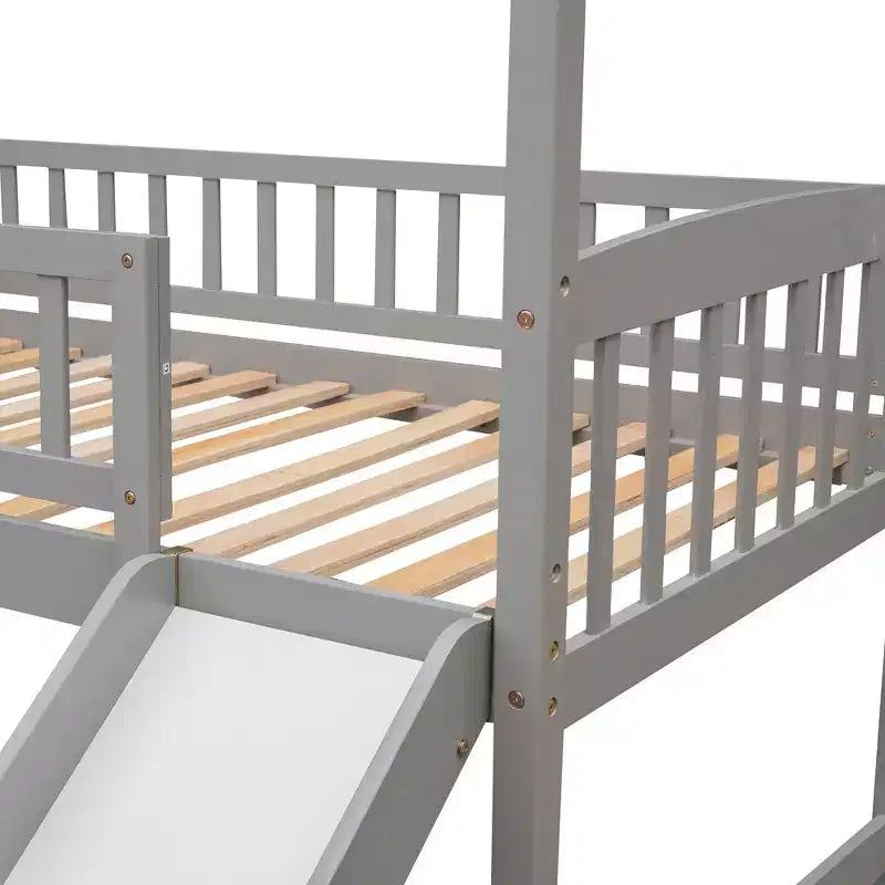 Cama alta doble con tobogán, estructura de cama alta tipo casita de madera con escalera y techo