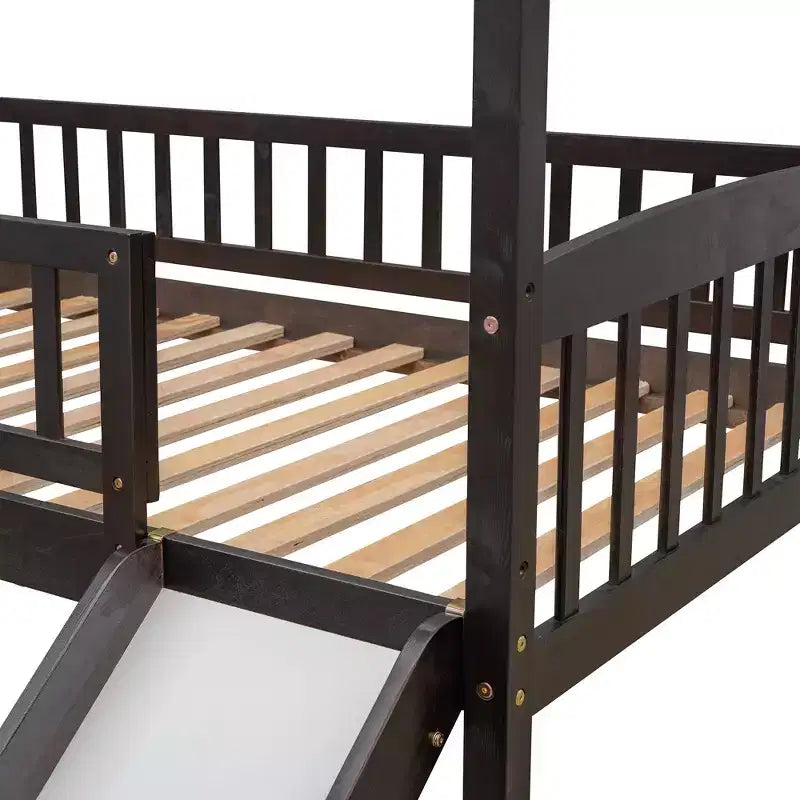 Cama alta doble con tobogán, estructura de cama alta tipo casita de madera con escalera y techo