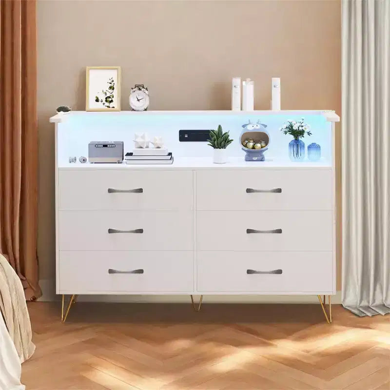 Cómoda moderna de 6 cajones con luces LED y estación de carga - 3 tomas de corriente, 2 puertos USB, luces que cambian de color, estante abierto con cómoda de almacenamiento elegante