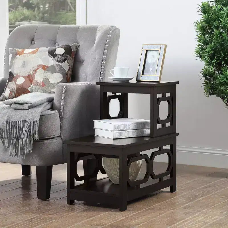 Mesa auxiliar de dos niveles HomeStock Belmont con estructura en forma de L y paneles laterales octagonales, mesa auxiliar decorativa de tres niveles para sala de estar