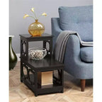 Mesa auxiliar de dos niveles HomeStock Belmont con estructura en forma de L y paneles laterales octagonales, mesa auxiliar decorativa de tres niveles para sala de estar