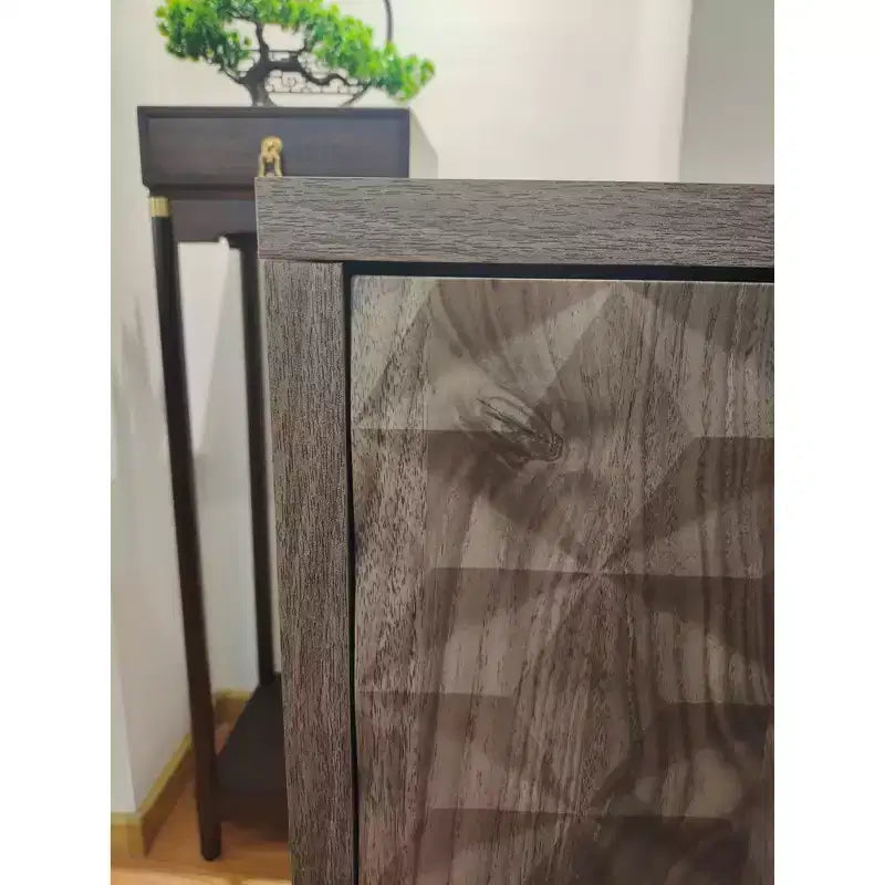 Aparador moderno Okak, aparador con 4 elegantes puertas de diseño geométrico, mueble de almacenamiento para sala de estar, oficina, cocina
