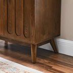 Mueble de almacenamiento de madera Homy Casa con puertas dobles y patas de mediados de siglo, marrón