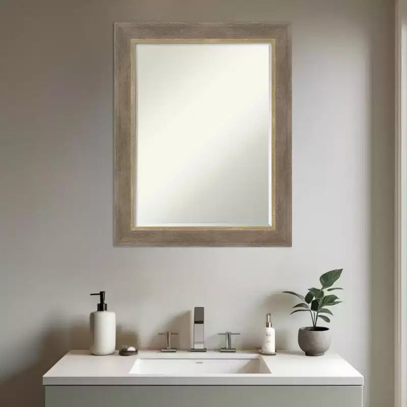 Espejo de pared de baño Amanti Art Driftwood Tan Petite Bevel de madera 28.75 x 22.75 pulgadas