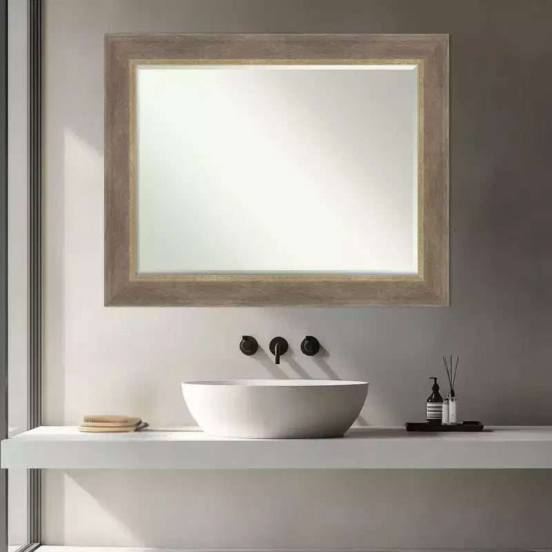 Espejo de pared de baño Amanti Art Driftwood Tan Petite Bevel de madera 28.75 x 22.75 pulgadas