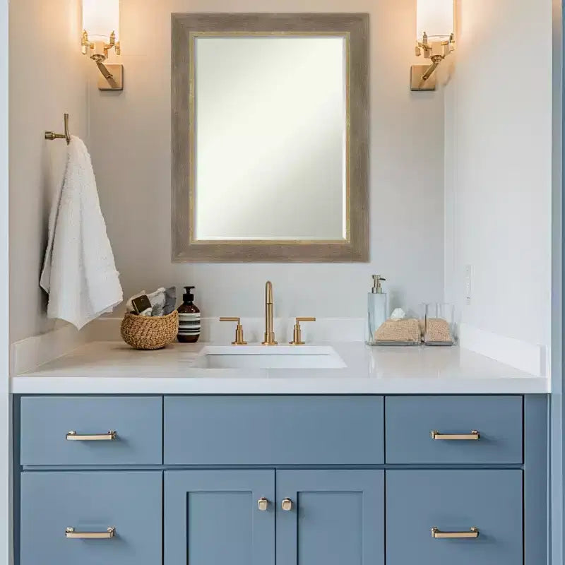 Espejo de pared de baño Amanti Art Driftwood Tan Petite Bevel de madera 28.75 x 22.75 pulgadas