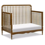 Cuna convertible 4 en 1 Liberty de Namesake con husos