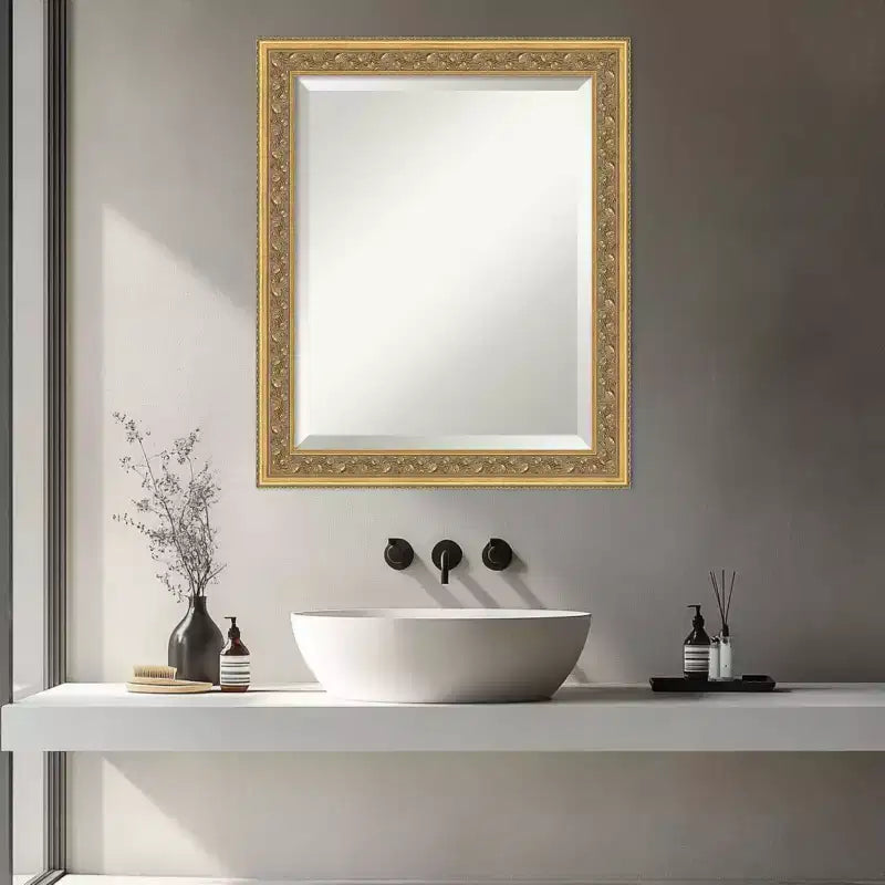 Espejo de pared Amanti Art Carter con marco de madera biselado en oro oscuro para baño