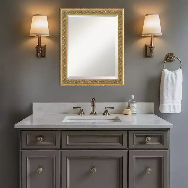 Espejo de pared Amanti Art Carter con marco de madera biselado en oro oscuro para baño