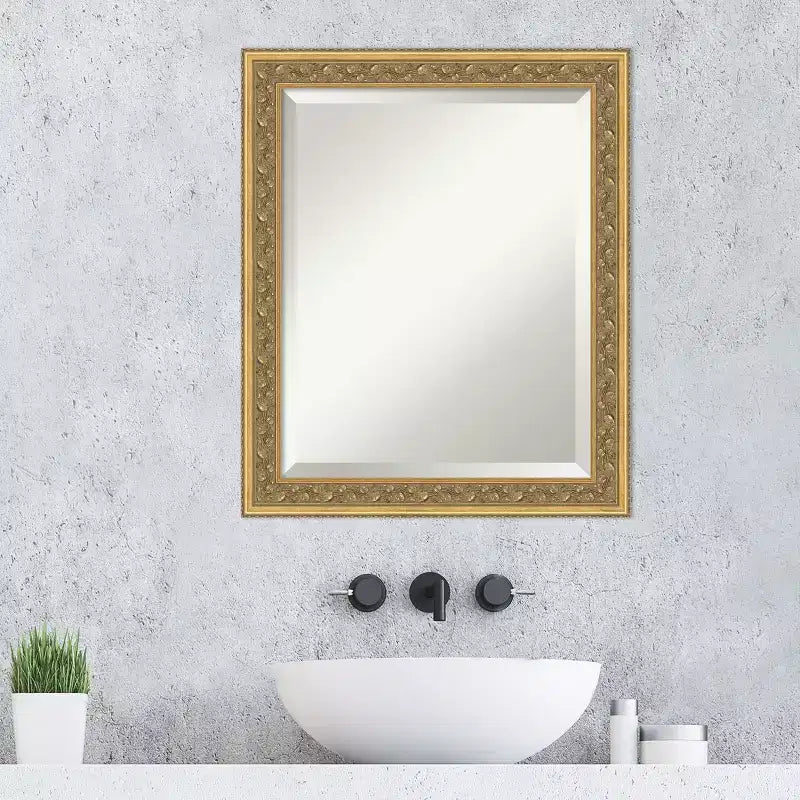 Espejo de pared Amanti Art Carter con marco de madera biselado en oro oscuro para baño