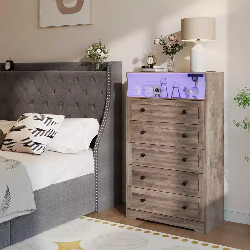 Cómoda de 53 pulgadas con 5 cajones para dormitorio, cómoda de madera con estación de carga, mesita de noche estrecha, organizador de almacenamiento de ropa para sala de estar