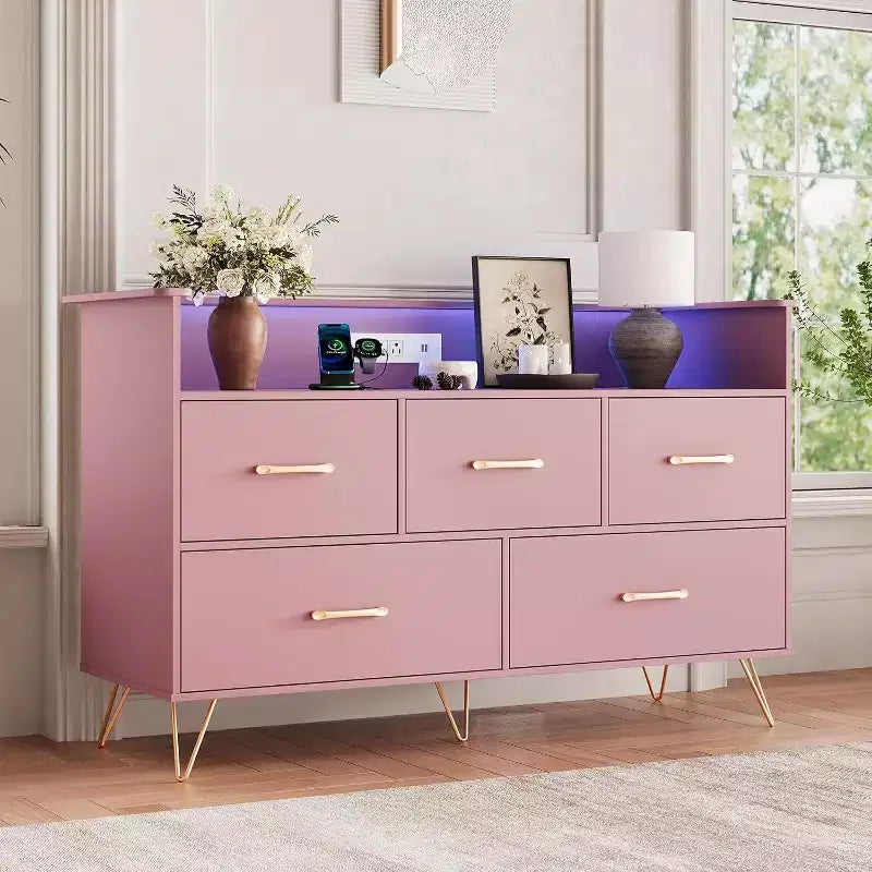 Cómoda de 47 pulgadas de ancho para dormitorio con 5 cajones espaciosos y luces LED, cómoda con estación de carga incorporada, mueble independiente