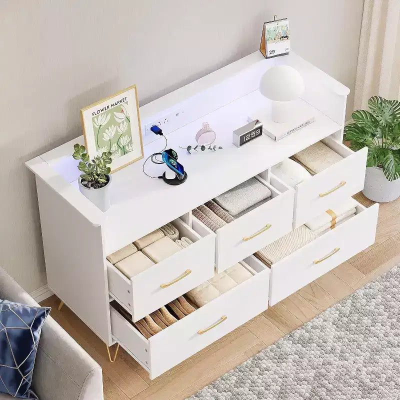 Cómoda de 47 pulgadas de ancho para dormitorio con 5 cajones espaciosos y luces LED, cómoda con estación de carga incorporada, mueble independiente