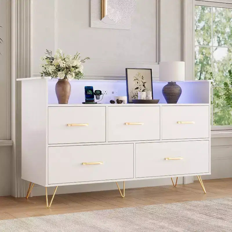Cómoda de 47 pulgadas de ancho para dormitorio con 5 cajones espaciosos y luces LED, cómoda con estación de carga incorporada, mueble independiente