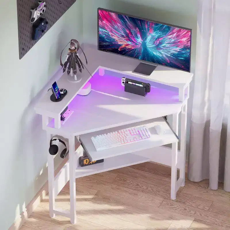 Escritorio esquinero pequeño Greenstell para computadora con toma de corriente, escritorio para computadora con luz LED, soporte para monitor, bandeja para teclado y soporte para auriculares