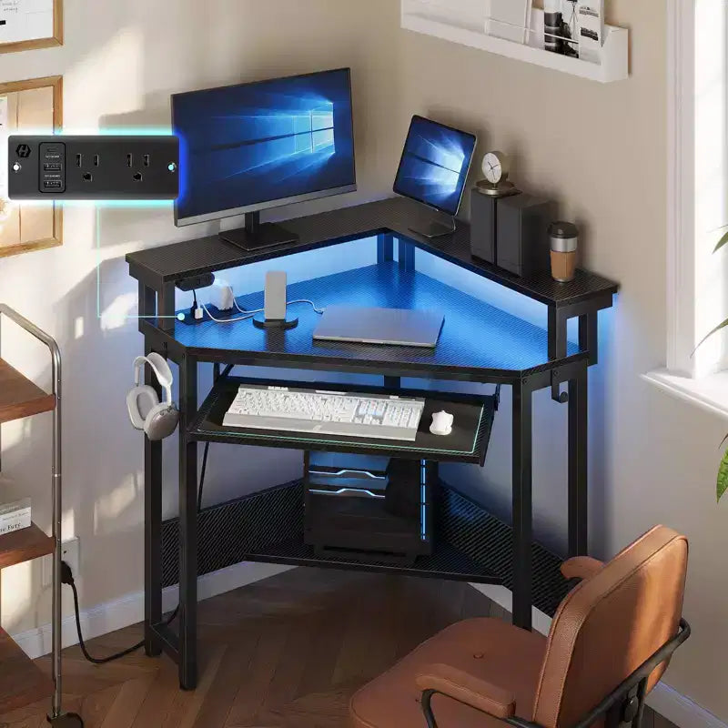 Escritorio esquinero pequeño Greenstell para computadora con toma de corriente, escritorio para computadora con luz LED, soporte para monitor, bandeja para teclado y soporte para auriculares