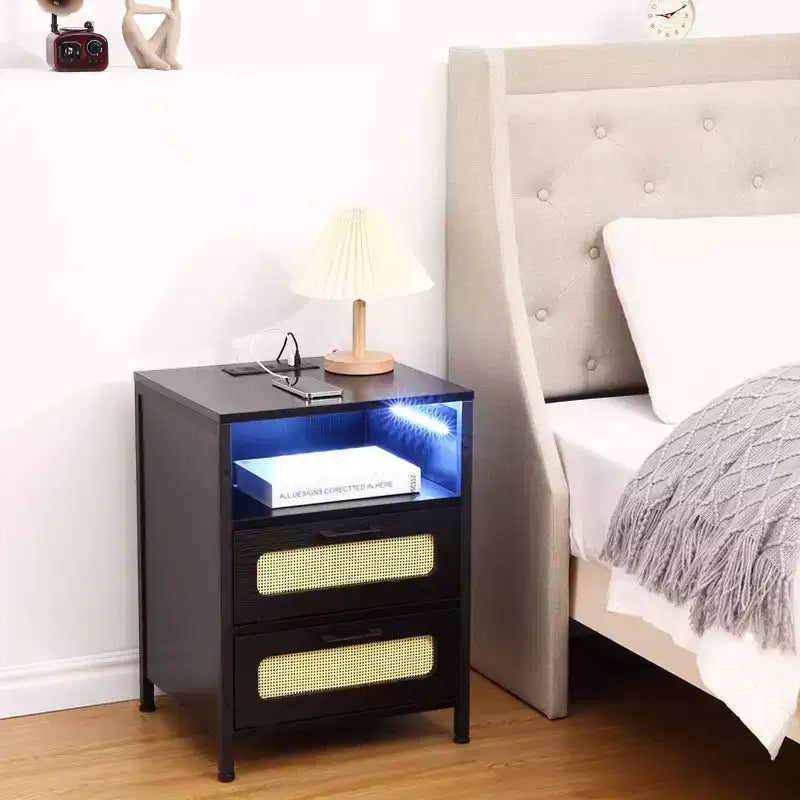 Mesita de noche con puertos USB y enchufes, puertas decoradas con ratán y estante abierto, para dormitorio, sala de estar u oficina,