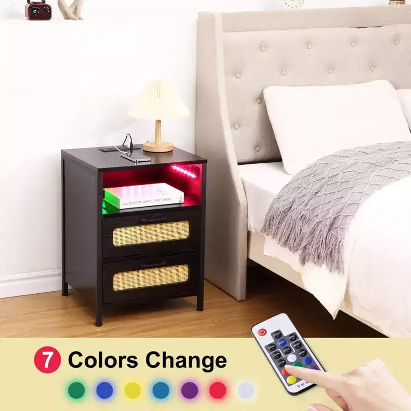 Mesita de noche con puertos USB y enchufes, puertas decoradas con ratán y estante abierto, para dormitorio, sala de estar u oficina,
