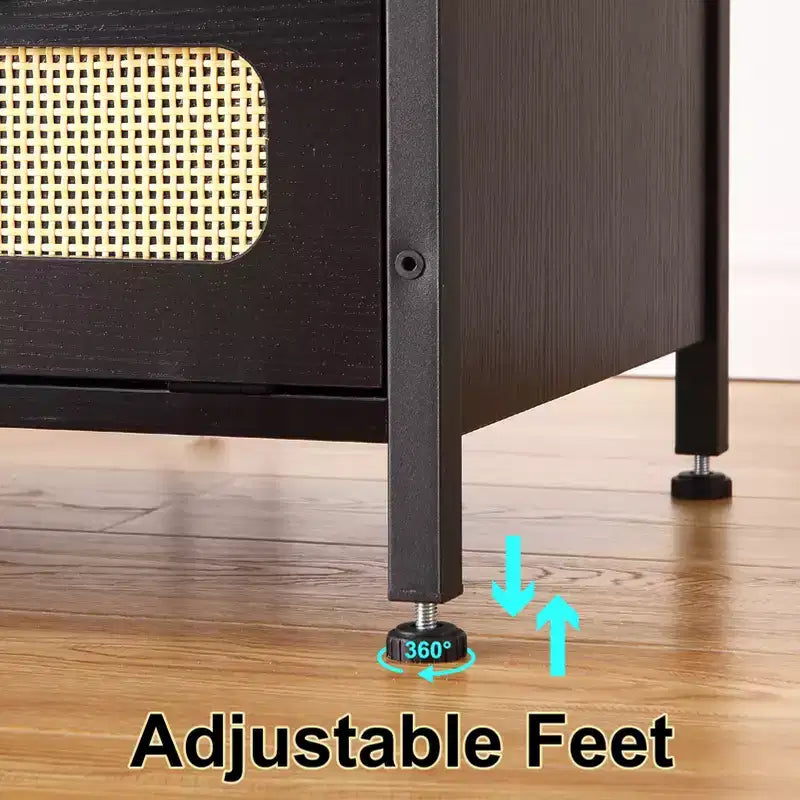 Mesita de noche con puertos USB y enchufes, puertas decoradas con ratán y estante abierto, para dormitorio, sala de estar u oficina,