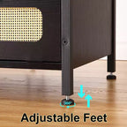Mesita de noche con puertos USB y enchufes, puertas decoradas con ratán y estante abierto, para dormitorio, sala de estar u oficina,
