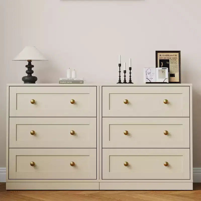 Mesita de Noche con 3 Cajones, Amplia Mesita Auxiliar con Perillas Redondas Doradas, Mesa Auxiliar Moderna de Madera, Cómoda Decorativa para Dormitorio