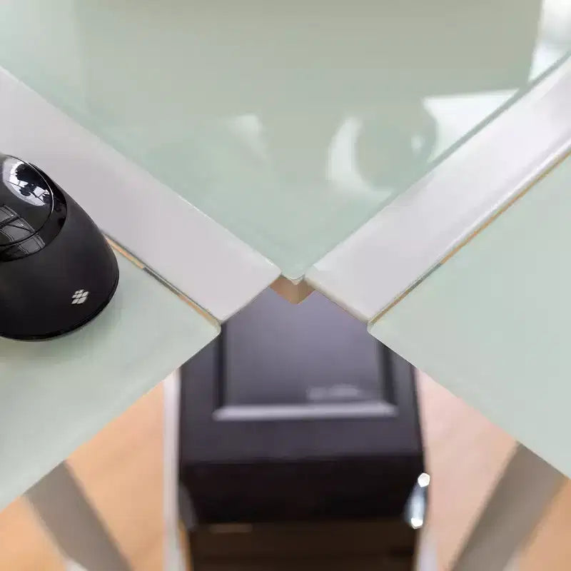 GDFStudio Biorn Escritorio para computadora moderno en forma de L de metal y vidrio templado con estructura en X