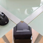 GDFStudio Biorn Escritorio para computadora moderno en forma de L de metal y vidrio templado con estructura en X