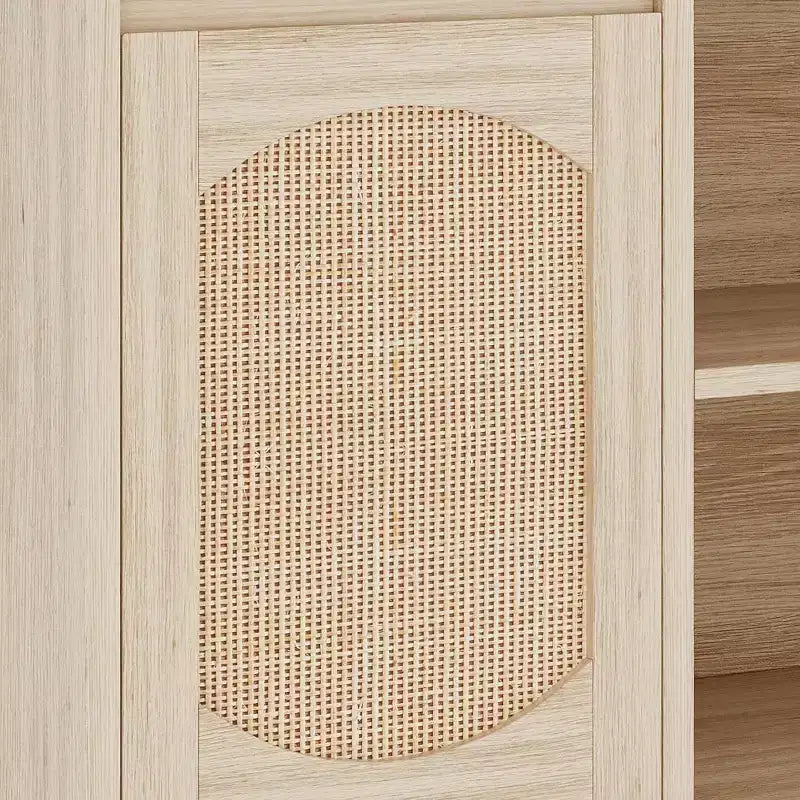 Aparador de dos puertas con ratán y estantes ajustables