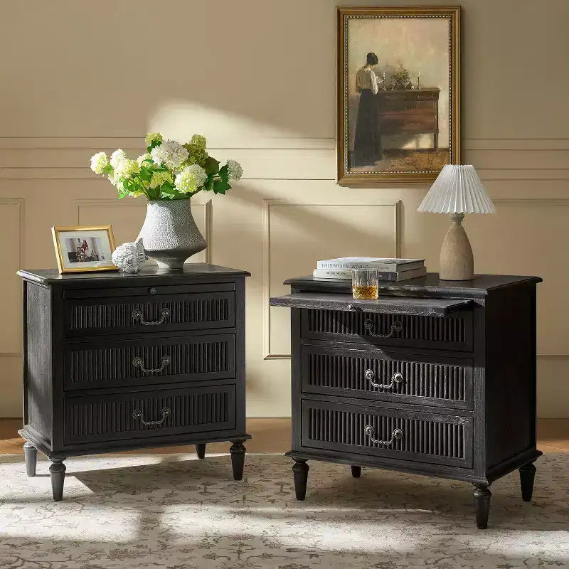 Herlinda Mesita de Noche de 3 Cajones con Enchufe Incorporado, Juego de 2 | ARTFUL LIVING DESIGNS