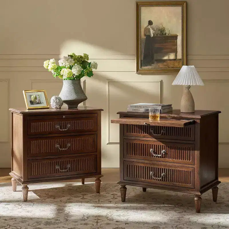 Herlinda Mesita de Noche de 3 Cajones con Enchufe Incorporado, Juego de 2 | ARTFUL LIVING DESIGNS