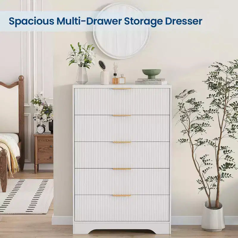Cómoda de 5 cajones estriada para dormitorio, cómoda moderna de 119 cm de alto con tiradores de metal dorado, cómoda de madera para armario, pasillo, entrada