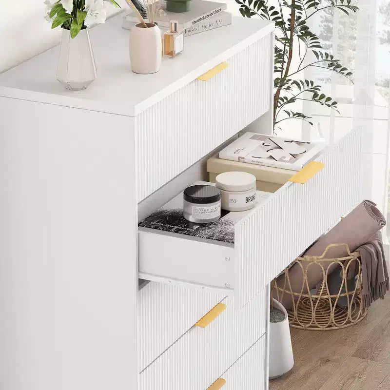 Cómoda de 5 cajones estriada para dormitorio, cómoda moderna de 119 cm de alto con tiradores de metal dorado, cómoda de madera para armario, pasillo, entrada