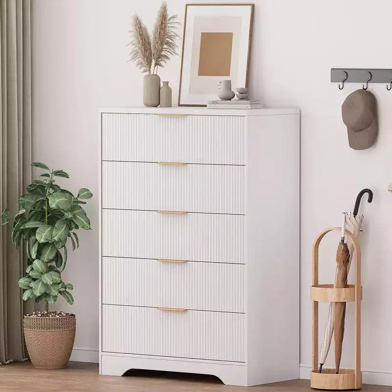 Cómoda de 5 cajones estriada para dormitorio, cómoda moderna de 119 cm de alto con tiradores de metal dorado, cómoda de madera para armario, pasillo, entrada