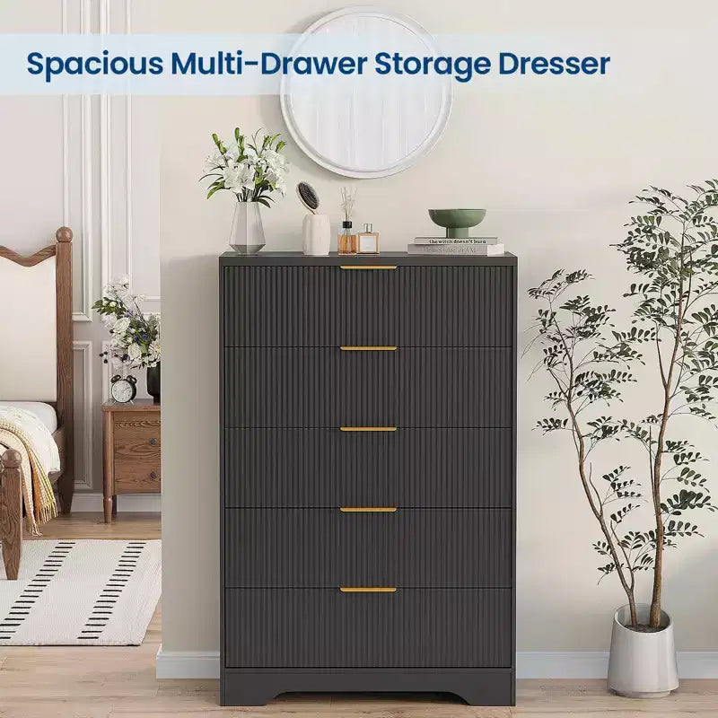 Cómoda de 5 cajones estriada para dormitorio, cómoda moderna de 119 cm de alto con tiradores de metal dorado, cómoda de madera para armario, pasillo, entrada