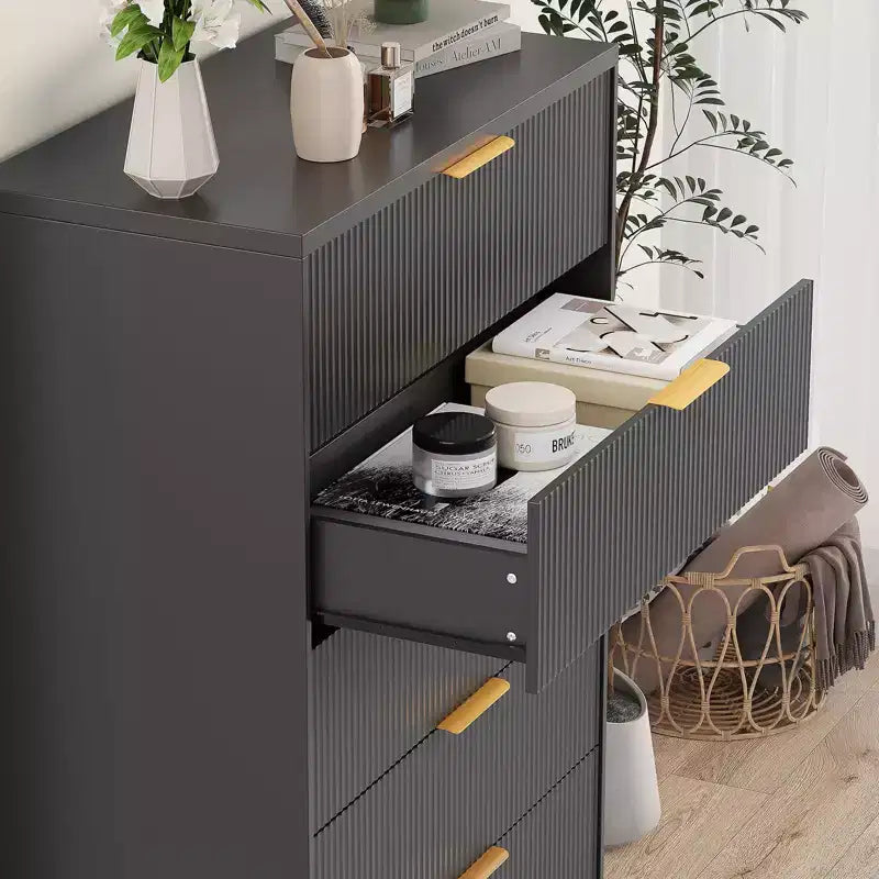 Cómoda de 5 cajones estriada para dormitorio, cómoda moderna de 119 cm de alto con tiradores de metal dorado, cómoda de madera para armario, pasillo, entrada