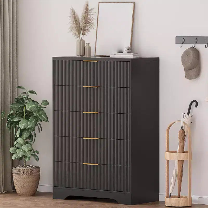 Cómoda de 5 cajones estriada para dormitorio, cómoda moderna de 119 cm de alto con tiradores de metal dorado, cómoda de madera para armario, pasillo, entrada