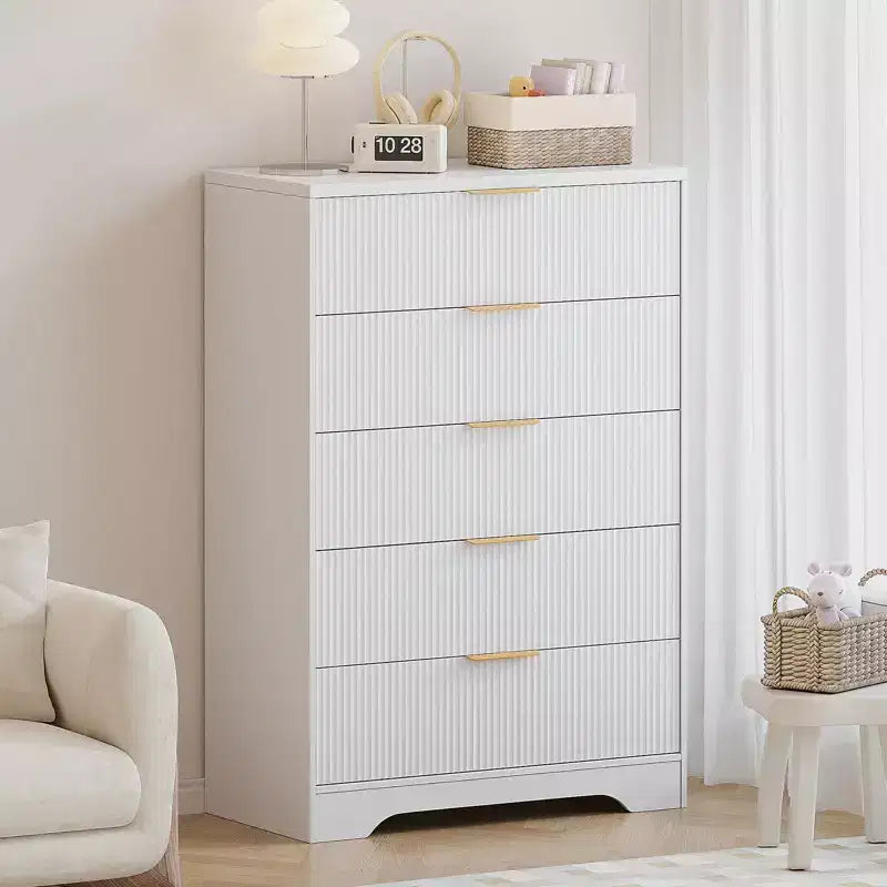 Cómoda de 5 cajones estriada para dormitorio, cómoda moderna de 119 cm de alto con tiradores de metal dorado, cómoda de madera para armario, pasillo, entrada