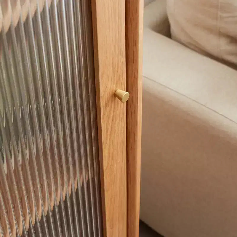 GDFStudio Ren Modern 16 Gabinete de Almacenamiento de Madera de Roble con Puerta de Vidrio y Tirador de Latón