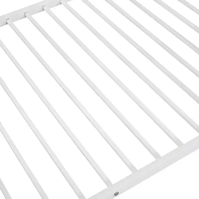 Litera doble, estructura de metal con barandillas de seguridad, se divide en dos camas individuales para habitaciones pequeñas