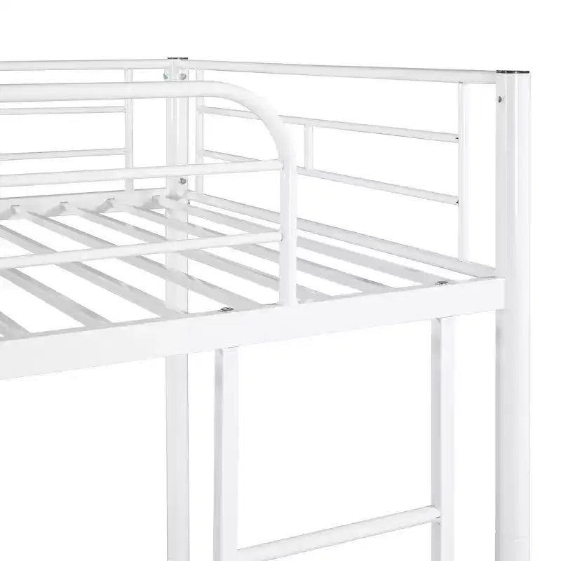 Litera doble, estructura de metal con barandillas de seguridad, se divide en dos camas individuales para habitaciones pequeñas