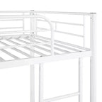 Litera doble, estructura de metal con barandillas de seguridad, se divide en dos camas individuales para habitaciones pequeñas