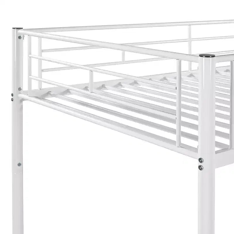 Litera doble, estructura de metal con barandillas de seguridad, se divide en dos camas individuales para habitaciones pequeñas