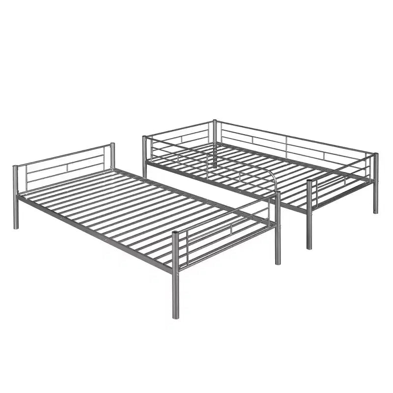 Litera doble, estructura de metal con barandillas de seguridad, se divide en dos camas individuales para habitaciones pequeñas