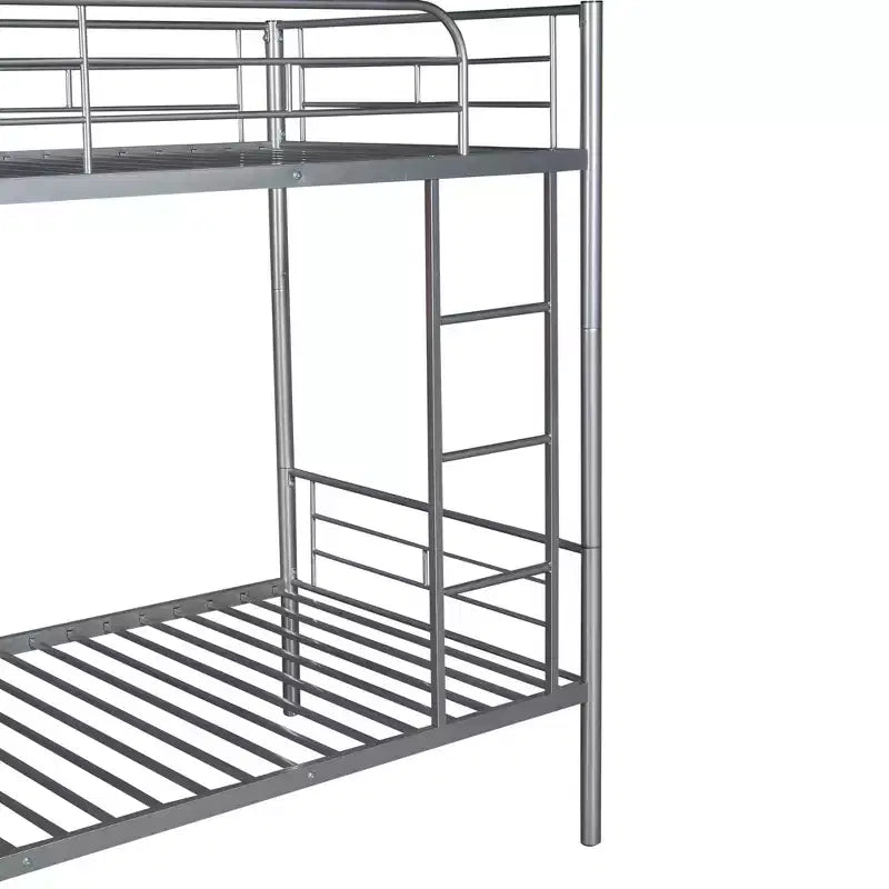 Litera doble, estructura de metal con barandillas de seguridad, se divide en dos camas individuales para habitaciones pequeñas