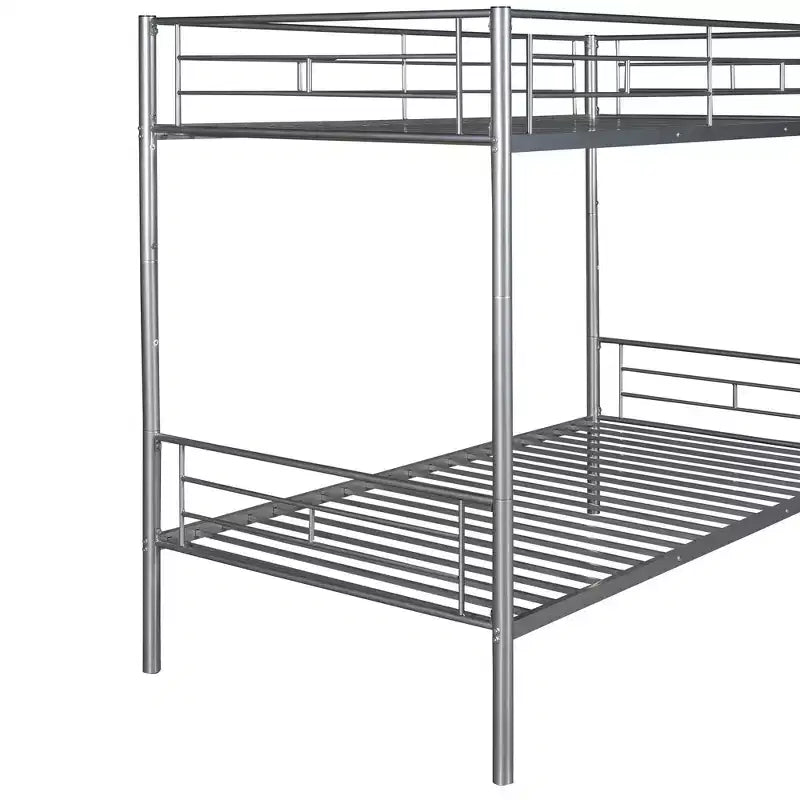 Litera doble, estructura de metal con barandillas de seguridad, se divide en dos camas individuales para habitaciones pequeñas