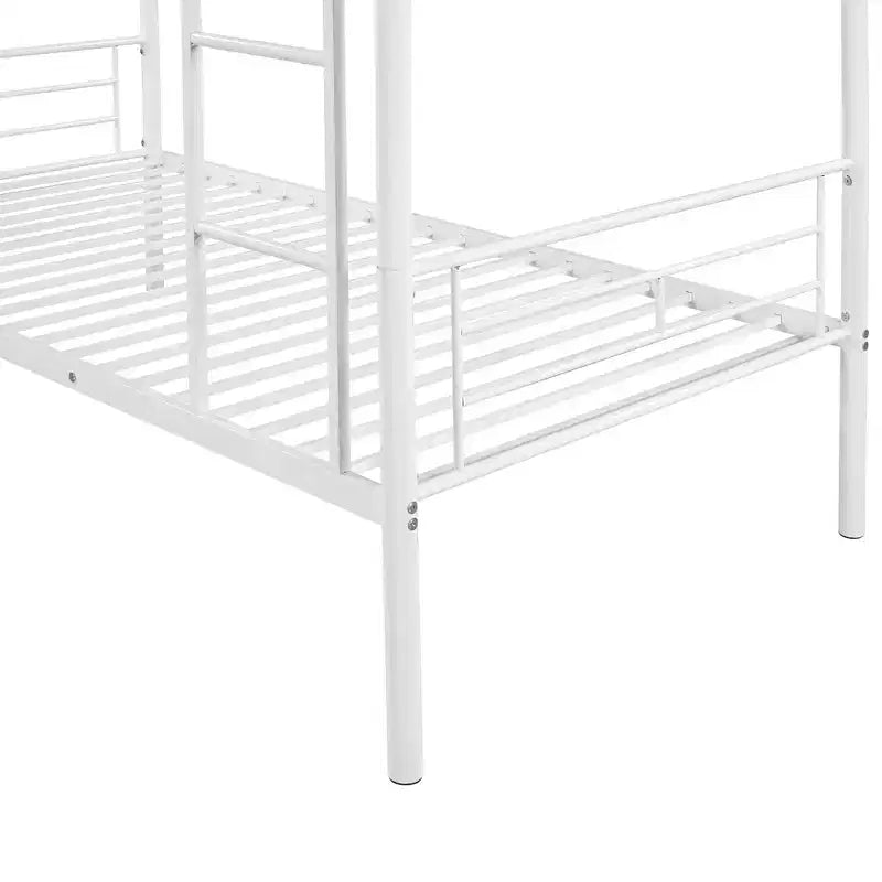 Litera doble, estructura de metal con barandillas de seguridad, se divide en dos camas individuales para habitaciones pequeñas
