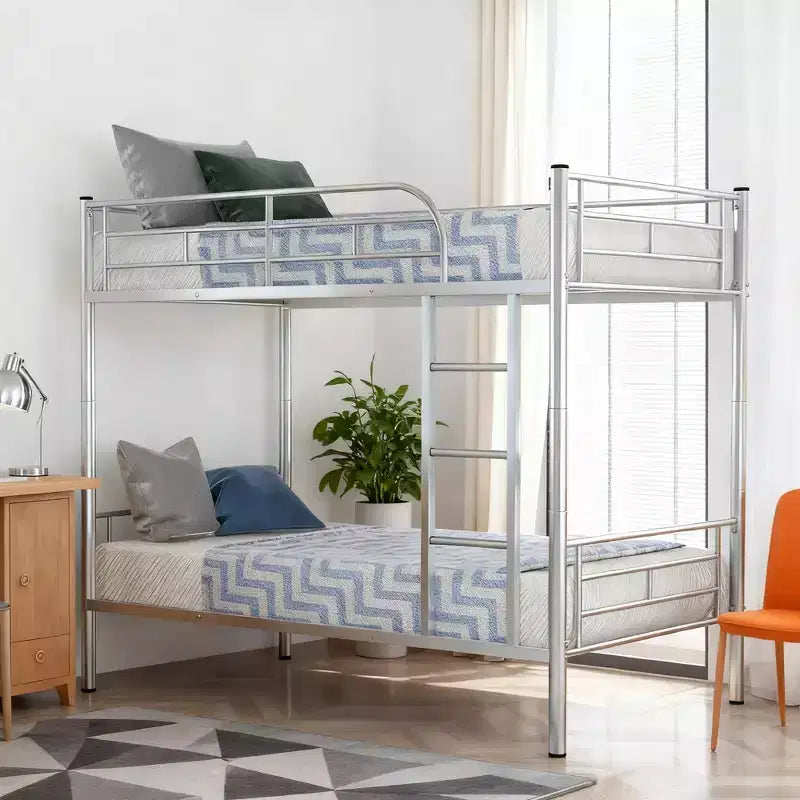 Litera doble, estructura de metal con barandillas de seguridad, se divide en dos camas individuales para habitaciones pequeñas
