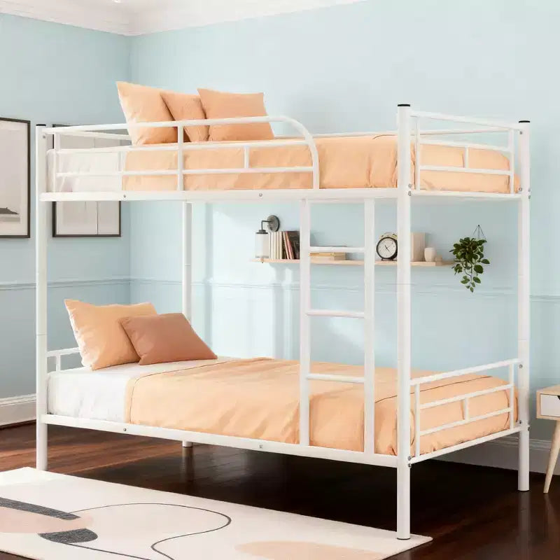 Litera doble, estructura de metal con barandillas de seguridad, se divide en dos camas individuales para habitaciones pequeñas