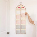 Organizador de pared colgante con múltiples bolsillos de malla y diseño estampado HELLO
