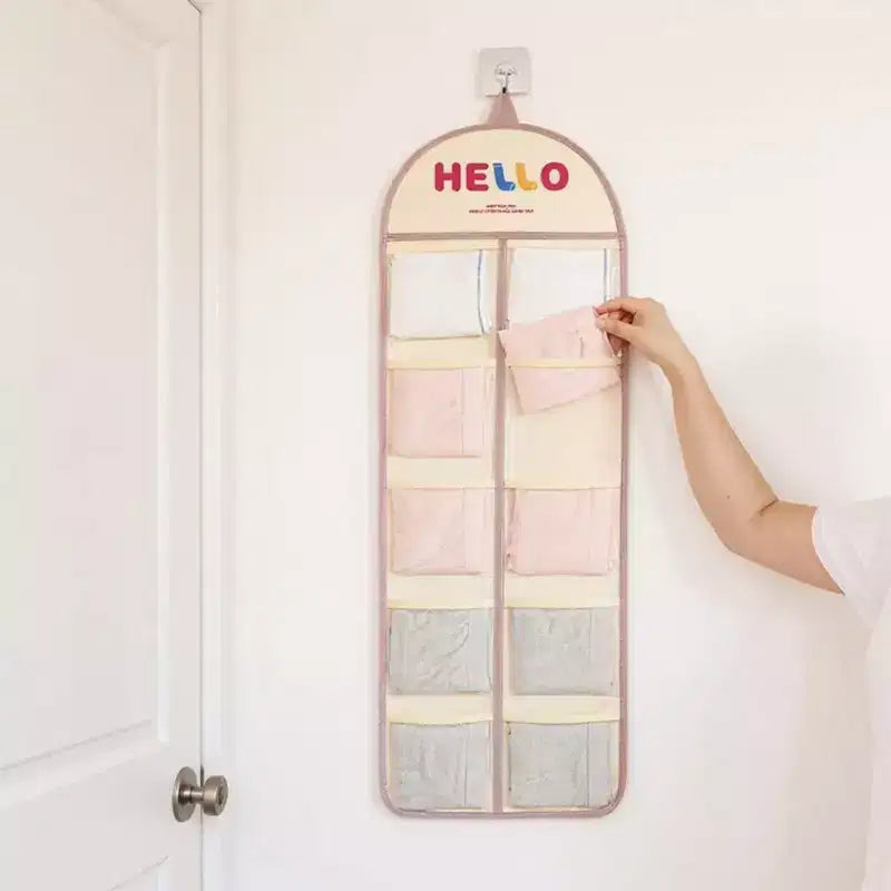 Organizador de pared colgante con múltiples bolsillos de malla y diseño estampado HELLO